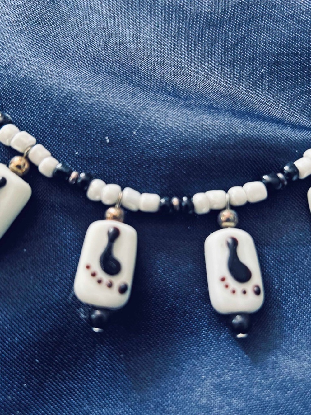 NECKLACE WHITE GLASS RECTANGLES WITH BLACK FOOTPRINTS & BLACK/WHITE BEADS & SILV